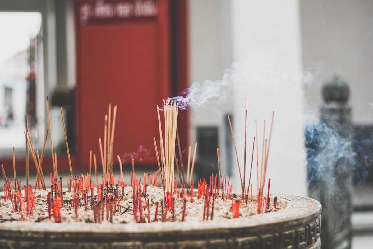 Nến và hương trầm trang nghiêm
