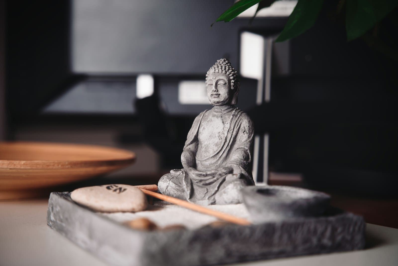 Tượng Phật nhỏ và khay vườn thiền trên bàn