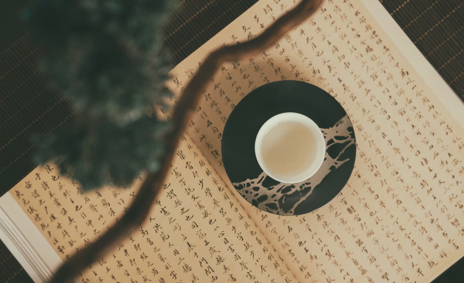 Kệ sách cổ và tách trà
